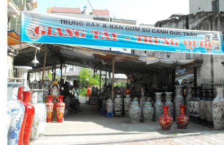Phần lớn các cửa hàng gốm sứ bày bán trên các tuyến phố ở HN đều nhập từ Giang Tây - Trung Quốc.
